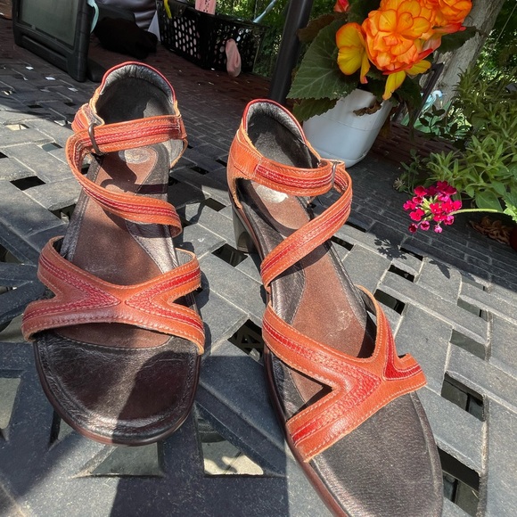 Lightly used Naots size 9 (40) - Picture 3 of 8